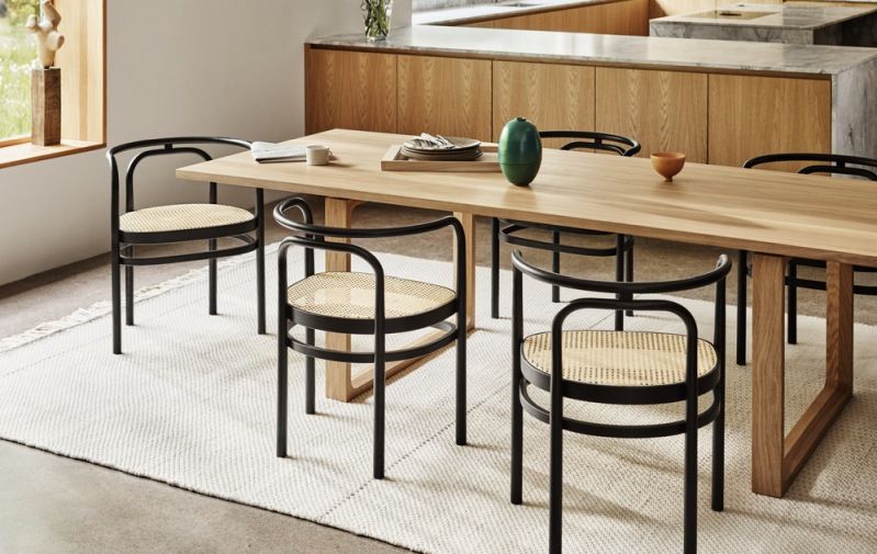 Esszimmer mit PK 15 Stühlen von Fritz Hansen, schwarzes Gestell und Wiener Geflecht Sitzfläche.