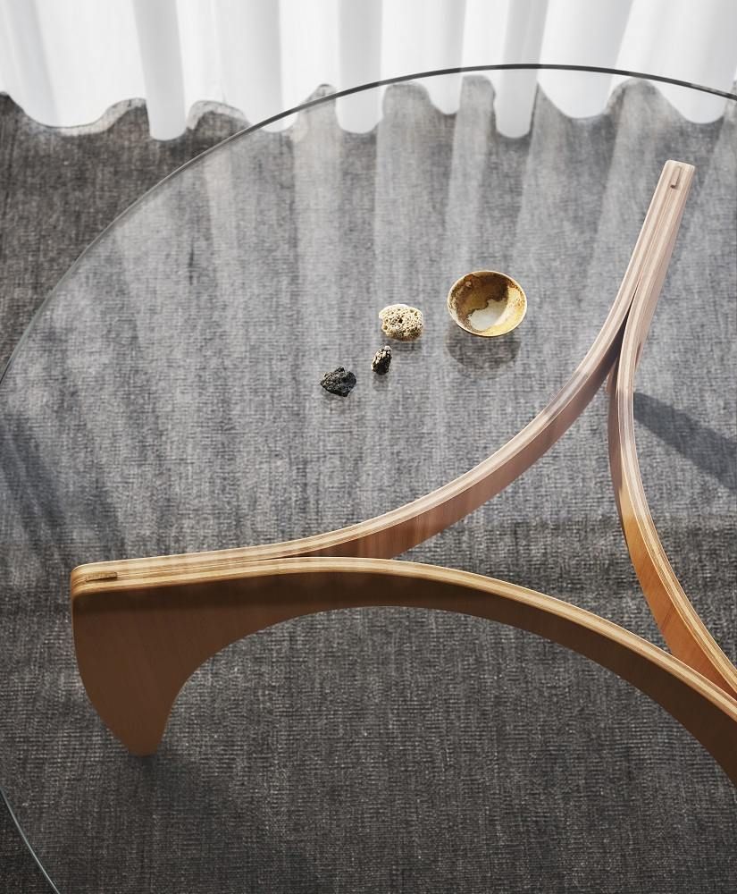 Nahaufnahme des PK60 Couchtischs von Fritz Hansen mit Glasplatte und Holzgestell.