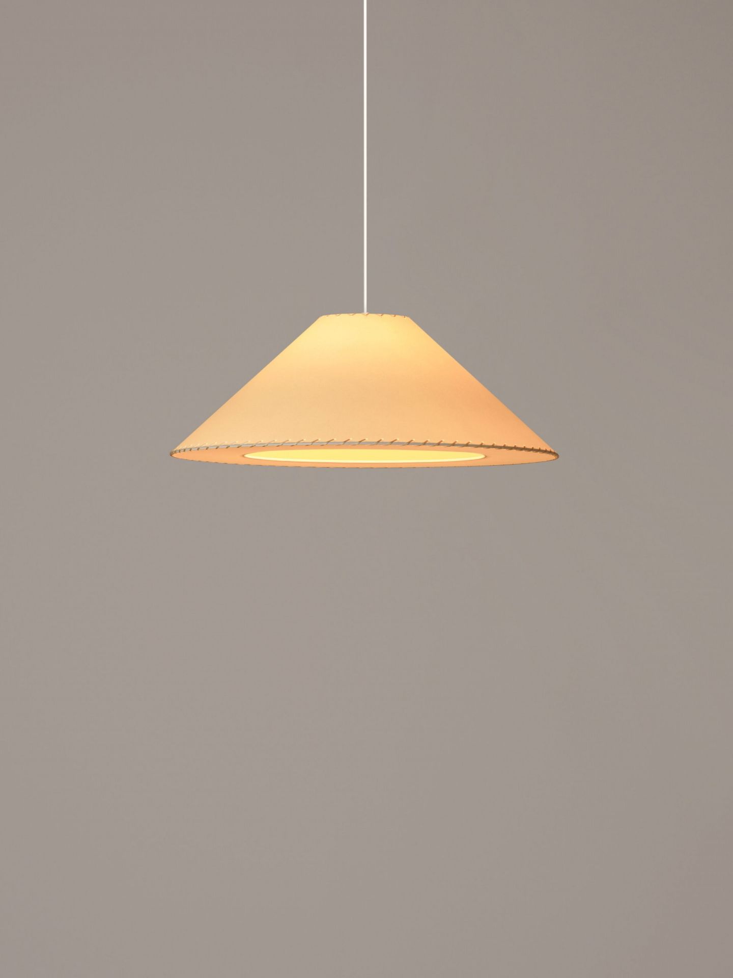 Beige Sísísí Pendelleuchte von Santa & Cole, konisch geformt, für stimmungsvolle Beleuchtung im Raum.