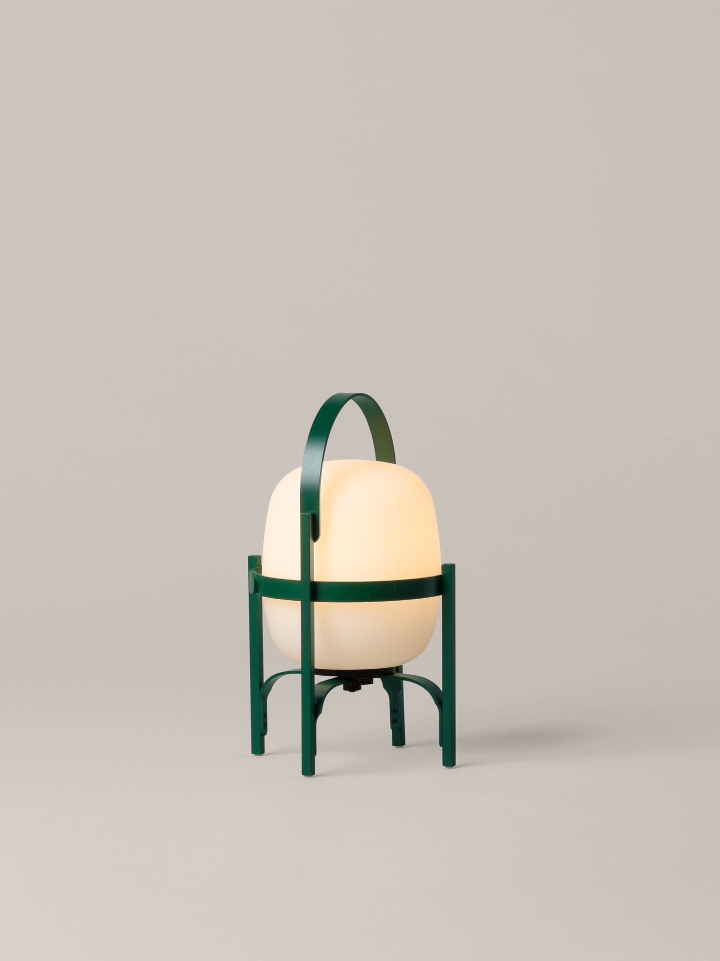 Cestita Alubat Tischleuchte in English Green von Santa & Cole. Moderne, tragbare Lampe.