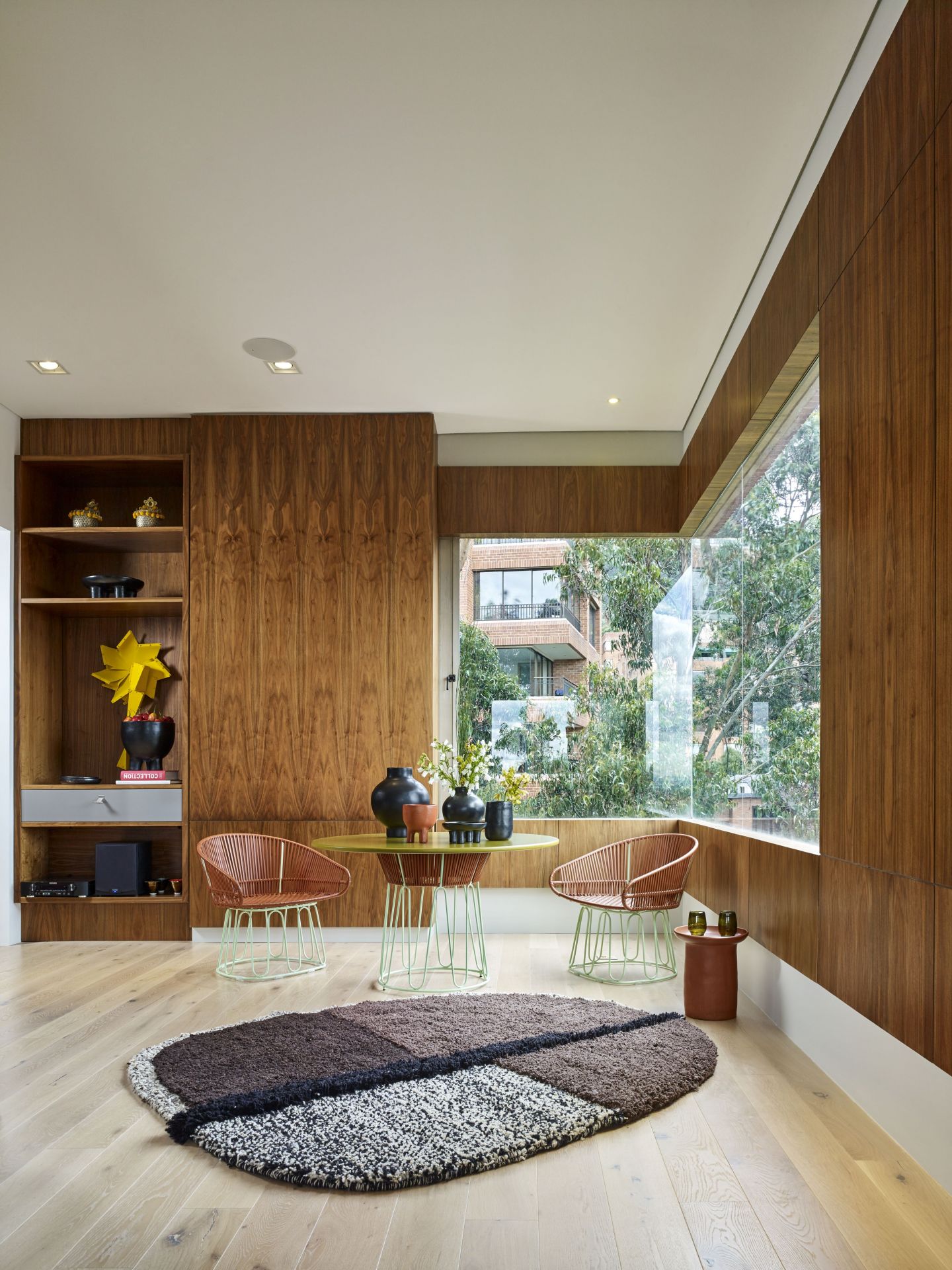 Wohnzimmer mit Nudo Teppich von ames, groß, braun, schwarz, weiß, modernes Design.