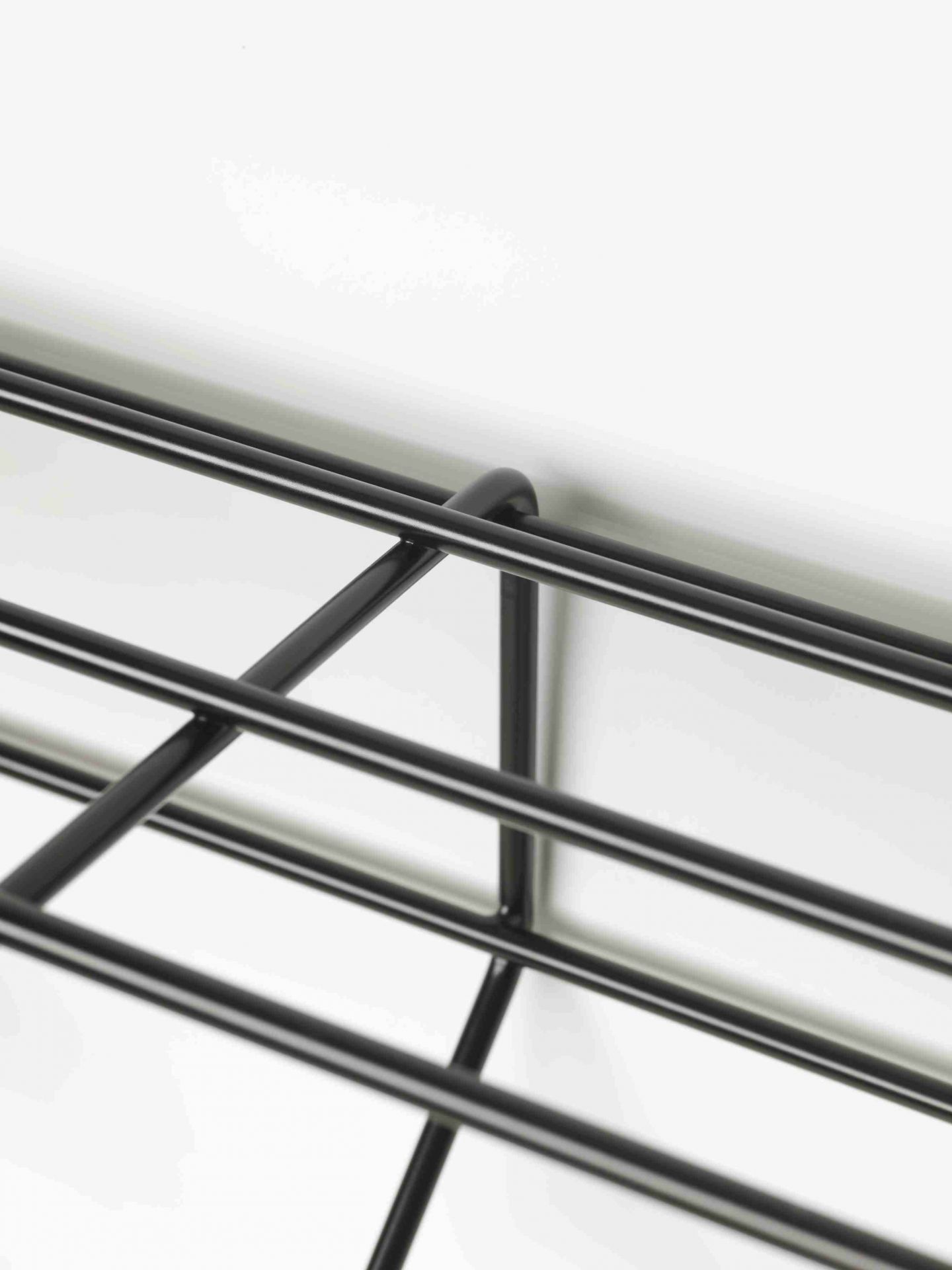 Detailaufnahme der schwarzen Metallstruktur der DZ 05 Garderobe Spectrum.
