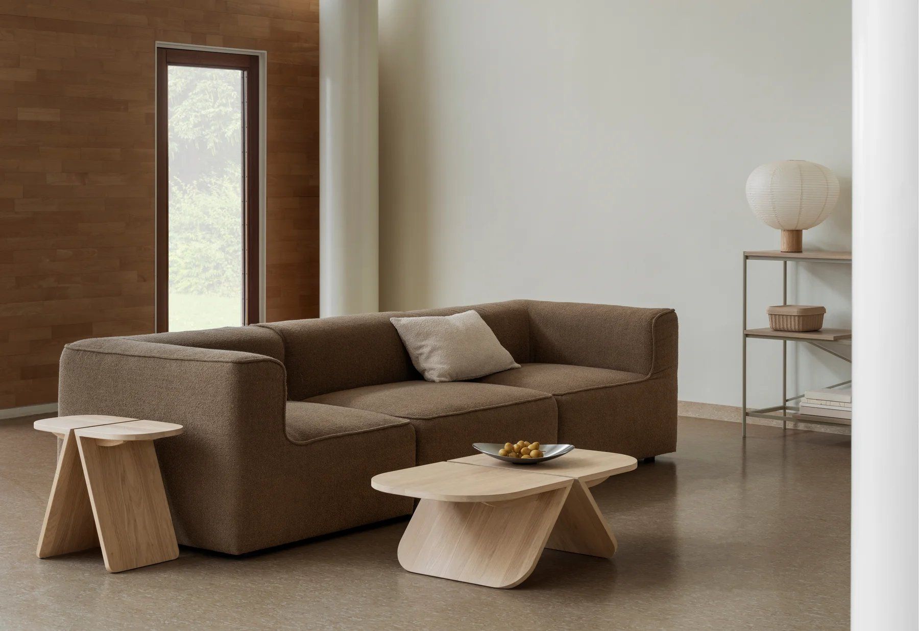 Nahaufnahme der Blomus Kami Reispapier Tischleuchte, eine moderne Lampe für stimmungsvolle Beleuchtung.