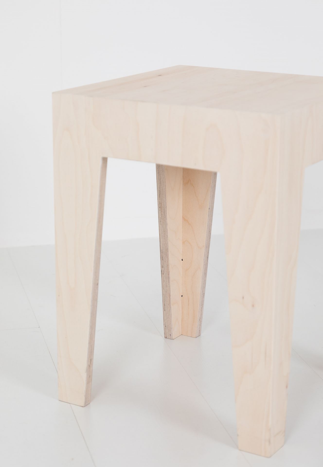 HENRIK Hocker aus hellem Holz, minimalistisches Design für Wohnzimmer, Esszimmer oder Kinderzimmer.