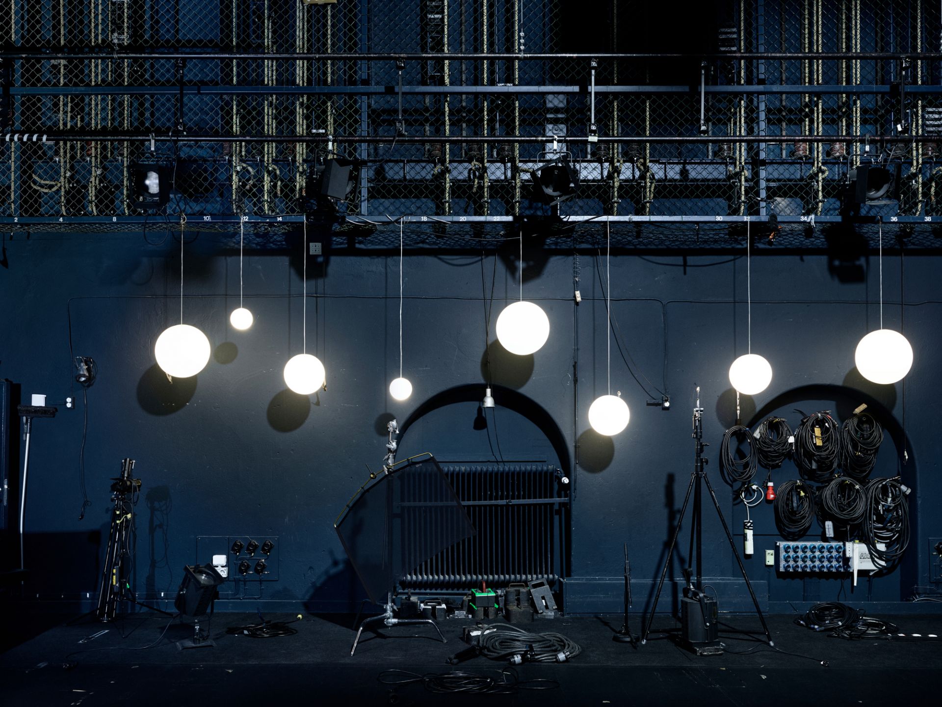 Raum mit mehreren Luna Lampen von Design House Stockholm, Pendelleuchten in Szene gesetzt.