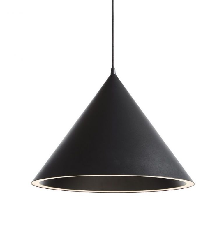 Schwarze Annular Pendelleuchte von Woud, kegelförmig, mit warmweißem Licht am unteren Rand.