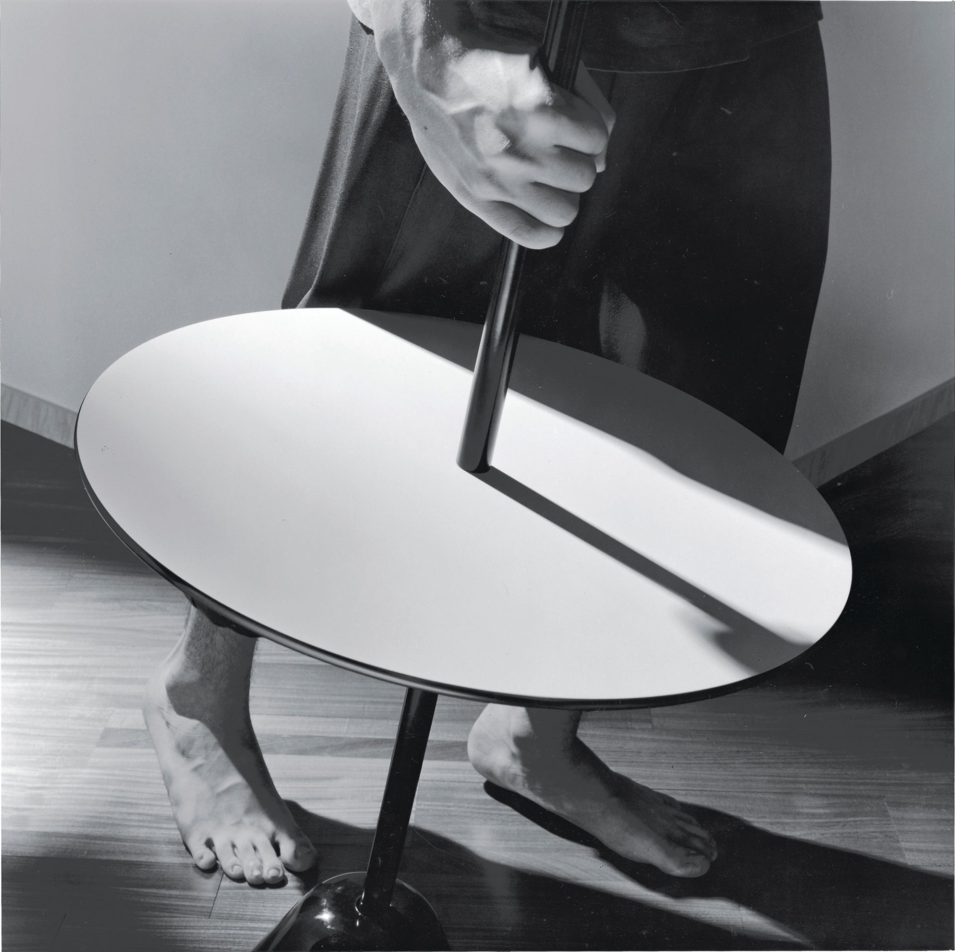 Schwarzer Servomuto Beistelltisch von Zanotta: Moderner, runder Tisch mit zentralem Griff und minimalistischem Design.