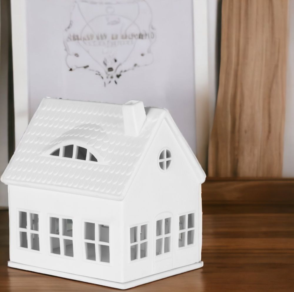 Weißes Lichthaus im Gaubenhaus-Stil von Räder, dekoratives Keramikhaus mit Fenstern und Schornstein.