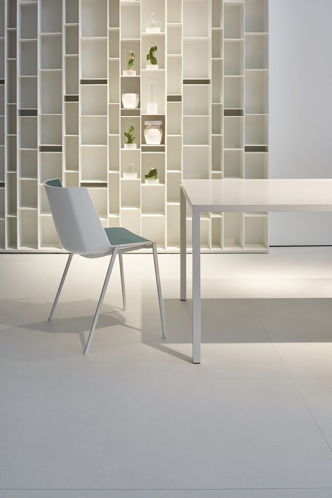 AÏKU Stuhl mit Metallbeinen in Weiß und Taubengrau, moderner Designstuhl für Esszimmer.