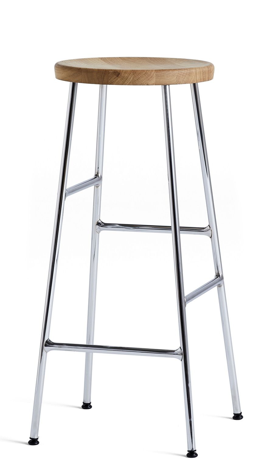 Cornet Bar Stool von Hay: Hoher Barhocker mit Holz-Sitzfläche und verchromtem Metallgestell.