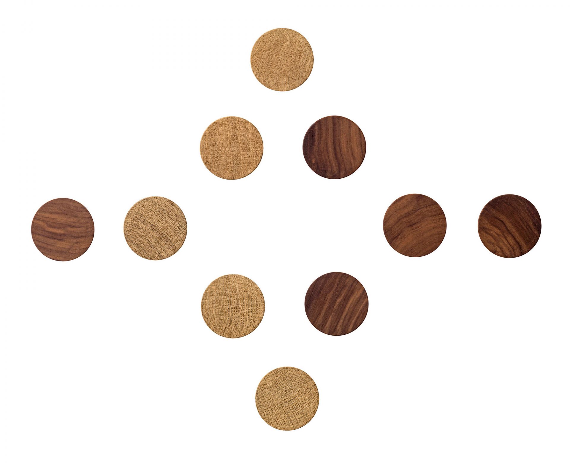 Schönbuch Disk Wandhaken: Neun runde Wandhaken aus Holz in verschiedenen Brauntönen auf weißem Hintergrund.