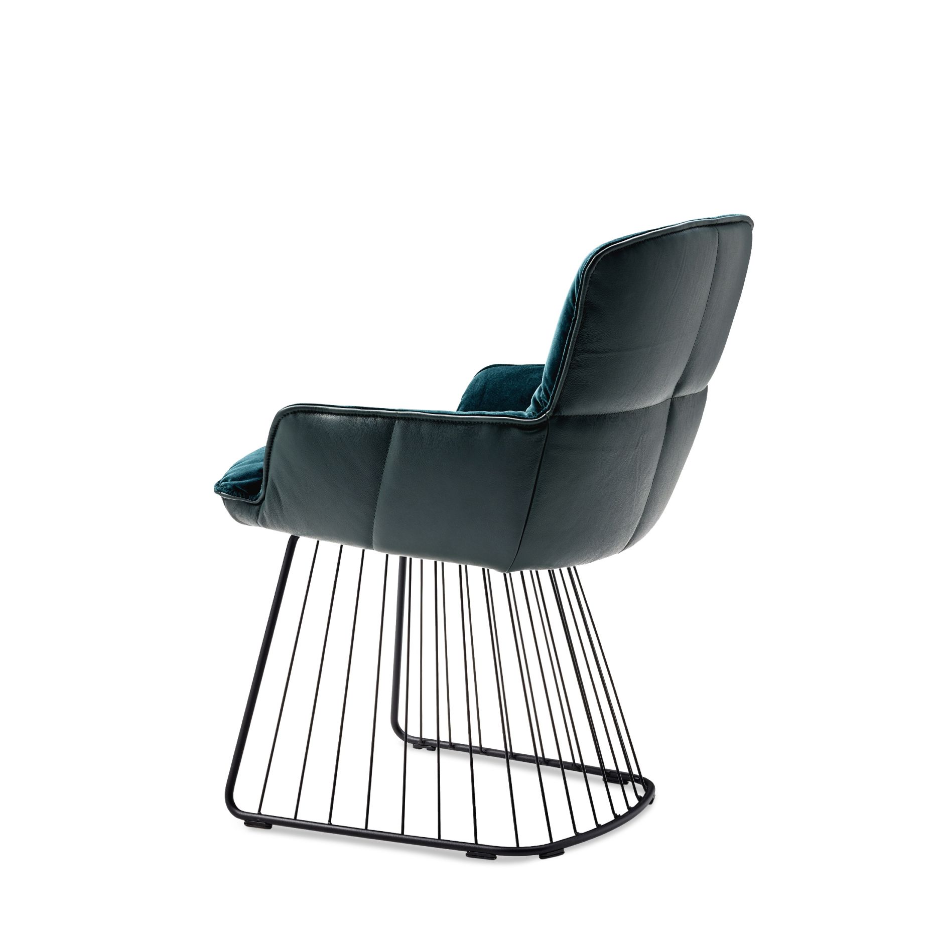 Marla Armlehnstuhl mit niedrigen Armlehnen, dunkelgrünem Bezug und filigranem, schwarzem Drahtgestell von Freifrau Manufaktur.