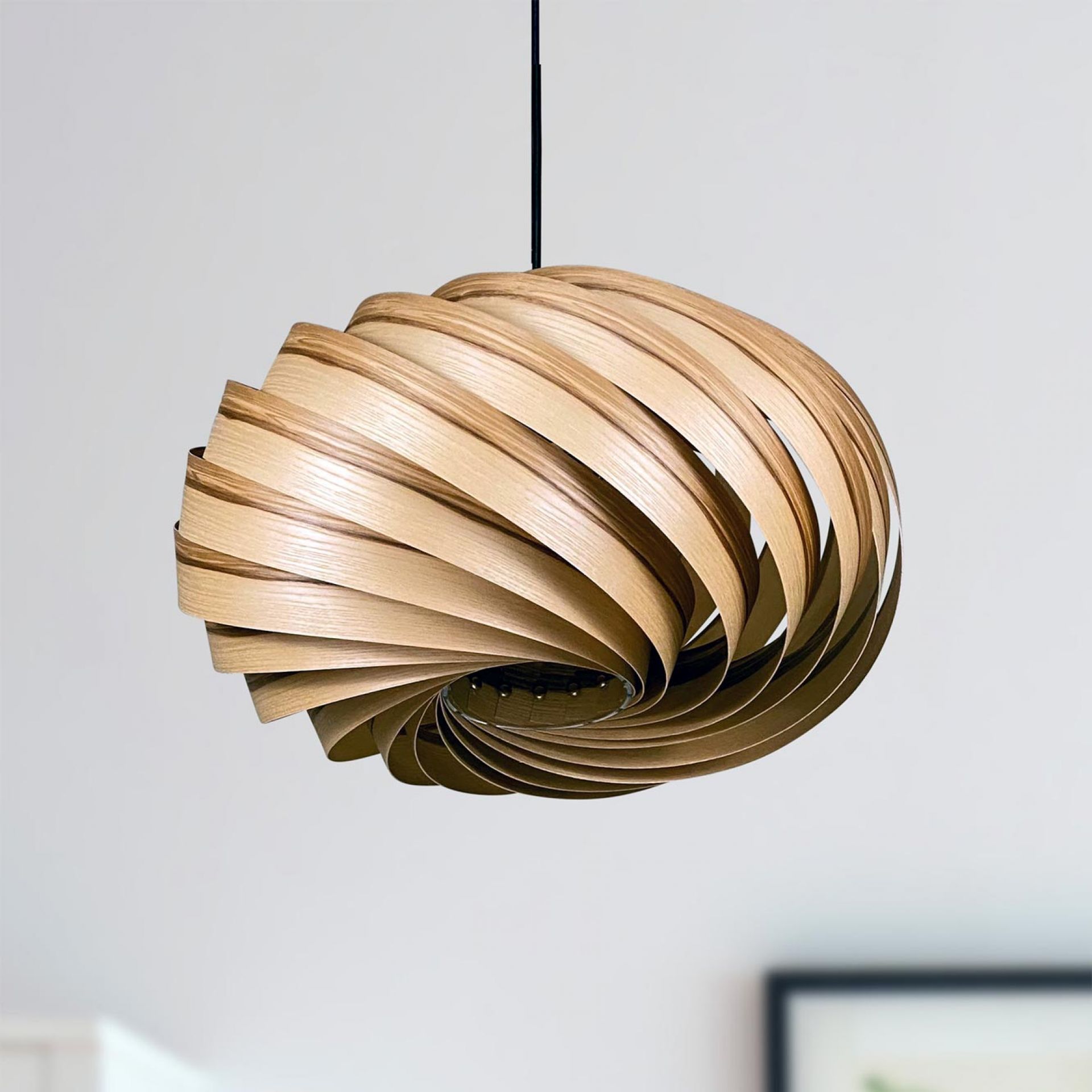 Quiescenta Hängeleuchte aus Olivesche: Moderne Holzlampe mit spiralförmigem Design für stilvolle Beleuchtung.