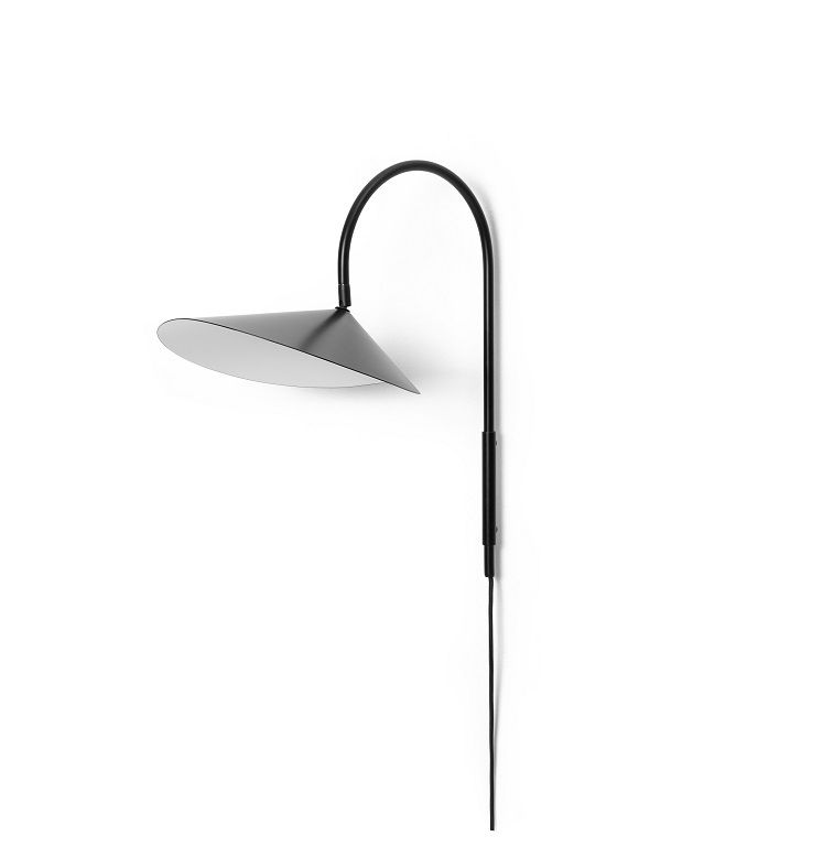 Schwarze Arum Wandleuchte von Ferm Living mit schwenkbarem Lampenschirm und minimalistischem Design.