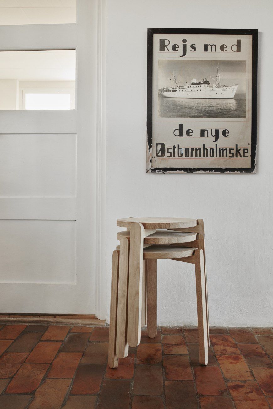 Gestapelter Nomad Stool Hocker von Skagerak, helles Holz, minimalistisches Design, skandinavische Möbel.