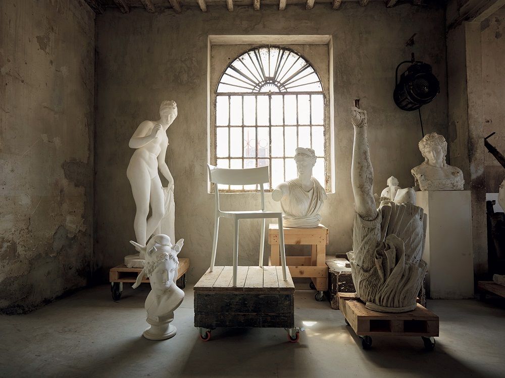 Catwalk Stuhl von Kartell, ein moderner Design Stuhl in Schwarz, im Atelier mit Skulpturen.