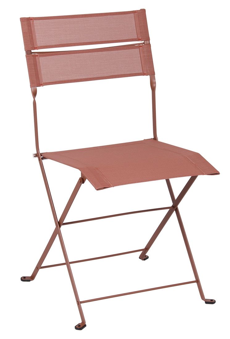 Nahaufnahme des Latitude Stuhls von Fermob, ein Outdoor-Klappstuhl aus Metall in Terrakotta.