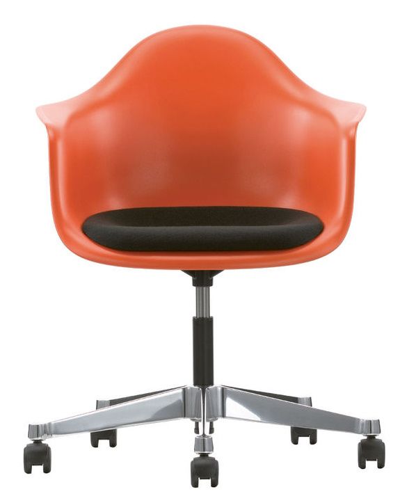Oranger Eames Plastic Arm Chair PACC von Vitra mit schwarzem Sitzpolster und Rollenfuß.
