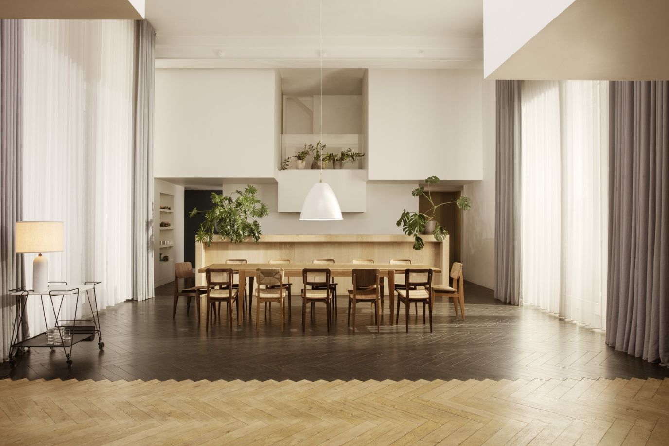 Helle Gravity Tischleuchte von Gubi mit weißem Schirm und Marmorfuß in modernem Esszimmer.