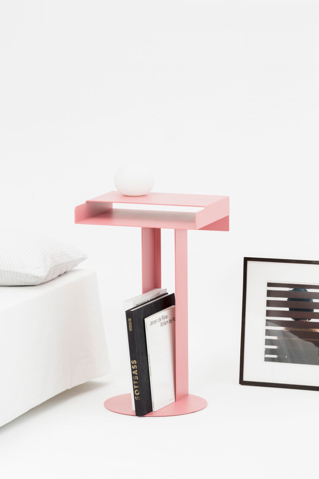 Rosa Meta Side Table von New Tendency als Beistelltisch mit Ablage und Buchstütze.