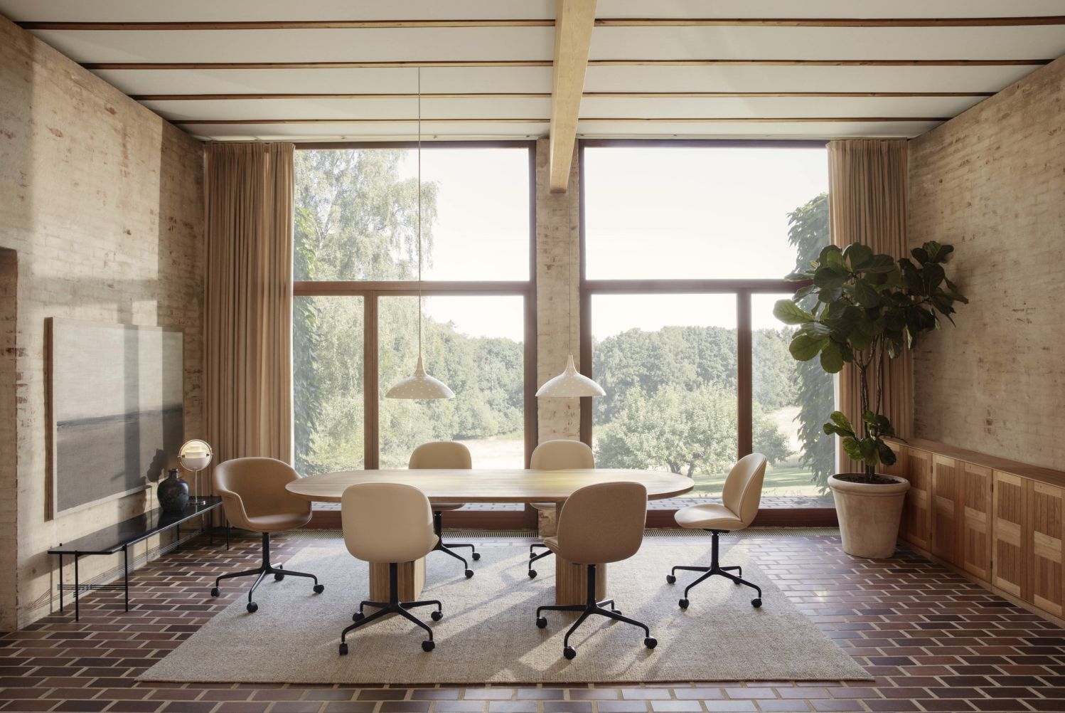 Gubi Multi-Lite Tischleuchte in Schwarz und Messing auf einem Tisch, modernes Design.