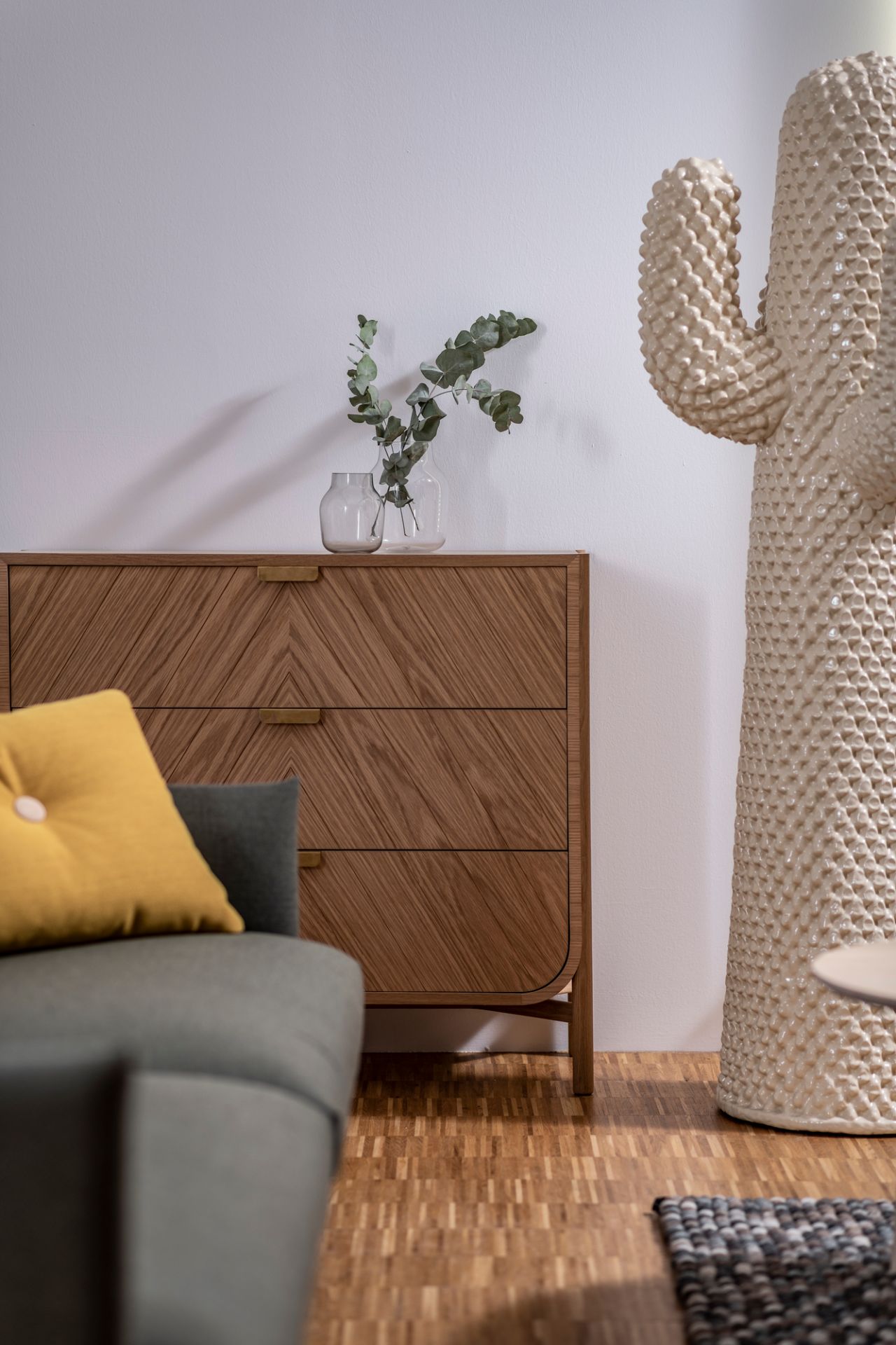 Helle Marius Kommode von Hartô aus Holz mit drei Schubladen und goldenen Griffen.