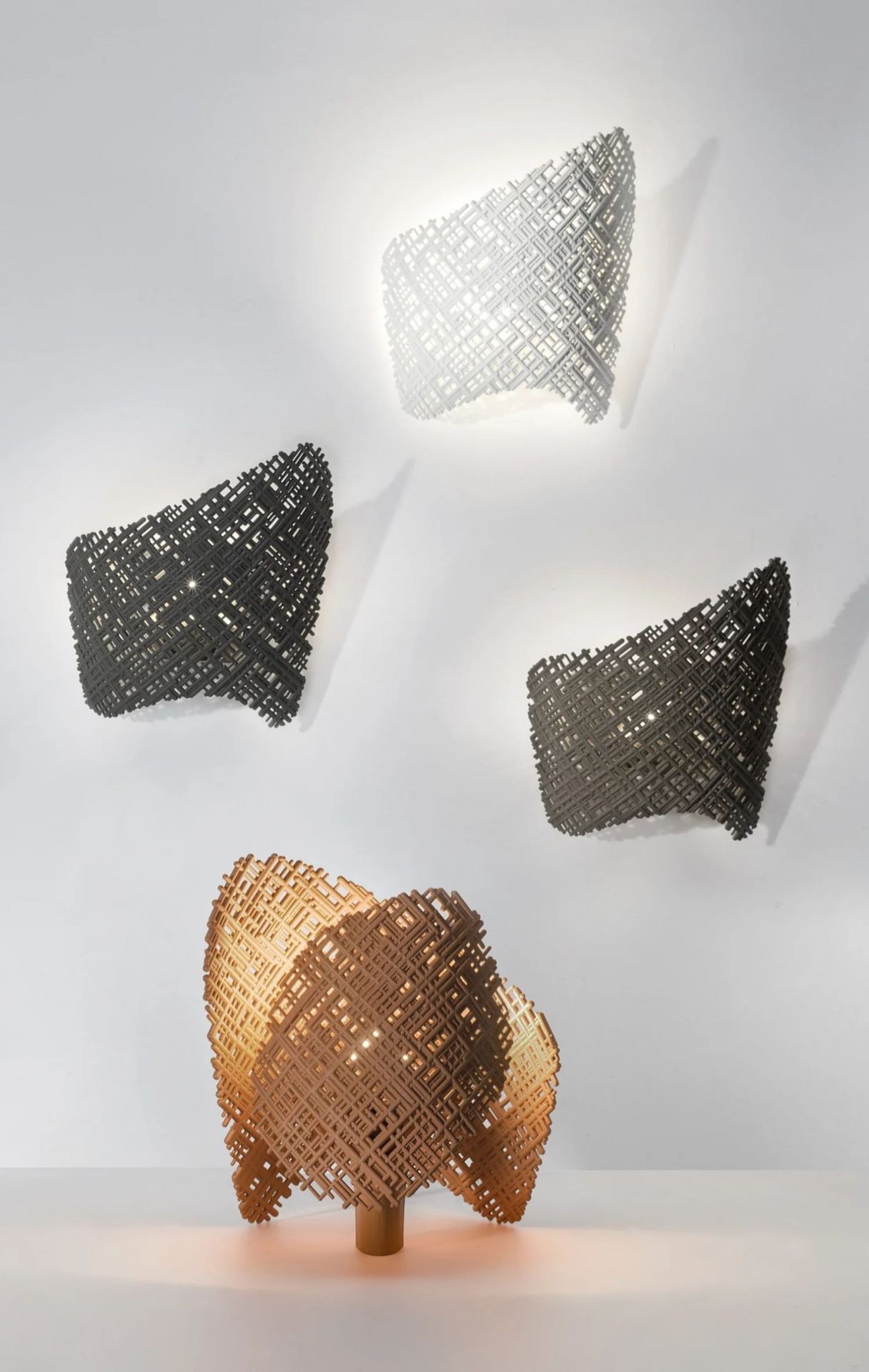 Nahaufnahme von vier modernen Tea Applique Wandleuchten von Kartell in verschiedenen Farben und Texturen.