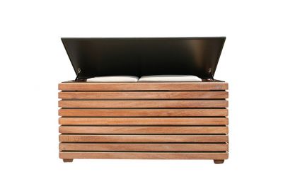 Forte Kissentruhe aus Kambala-Holz mit anthrazitfarbenem Deckel, geöffnet, mit Kissen darin.