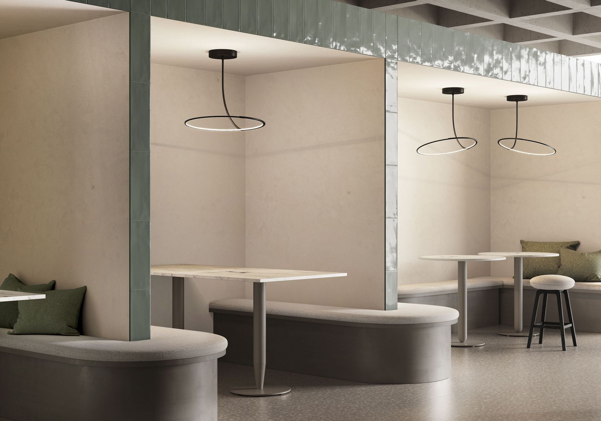 Moderne Kdln Poise Deckenleuchte in schwarzem Design über Tischen in einem Restaurant.