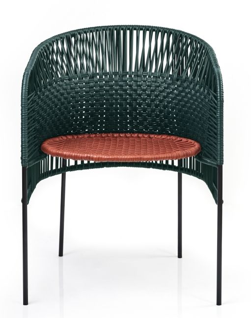 Caribe Chic Stuhl: Moosgrüner Outdoor-Stuhl mit kupferfarbener Sitzfläche und schwarzem Metallgestell. Gartenmöbel für stilvolles Ambiente.