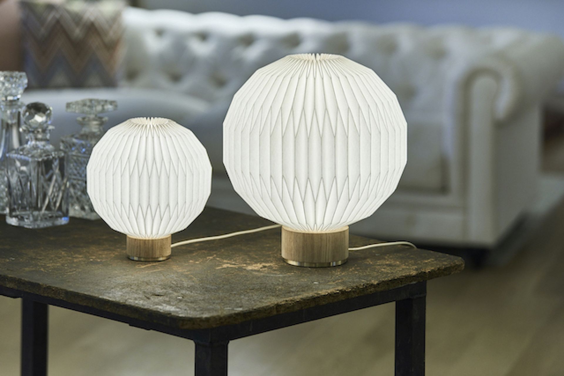 Le Klint Tischleuchte mit Papierschirm und Eichenfuß, modernes Design für Wohnzimmer und Schlafzimmer.