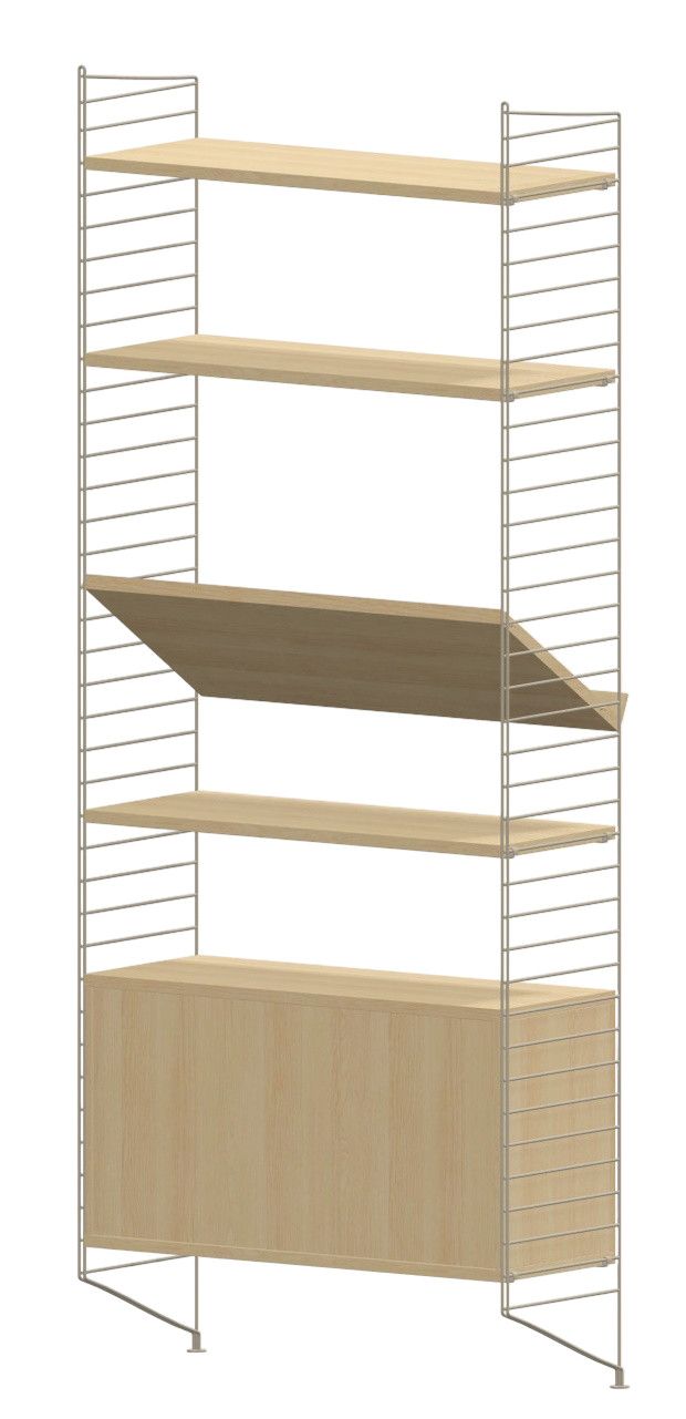 Wohnzimmer KONFIGURATIONEN String Regal mit Holzregalen und einem Schrankelement für Stauraum.