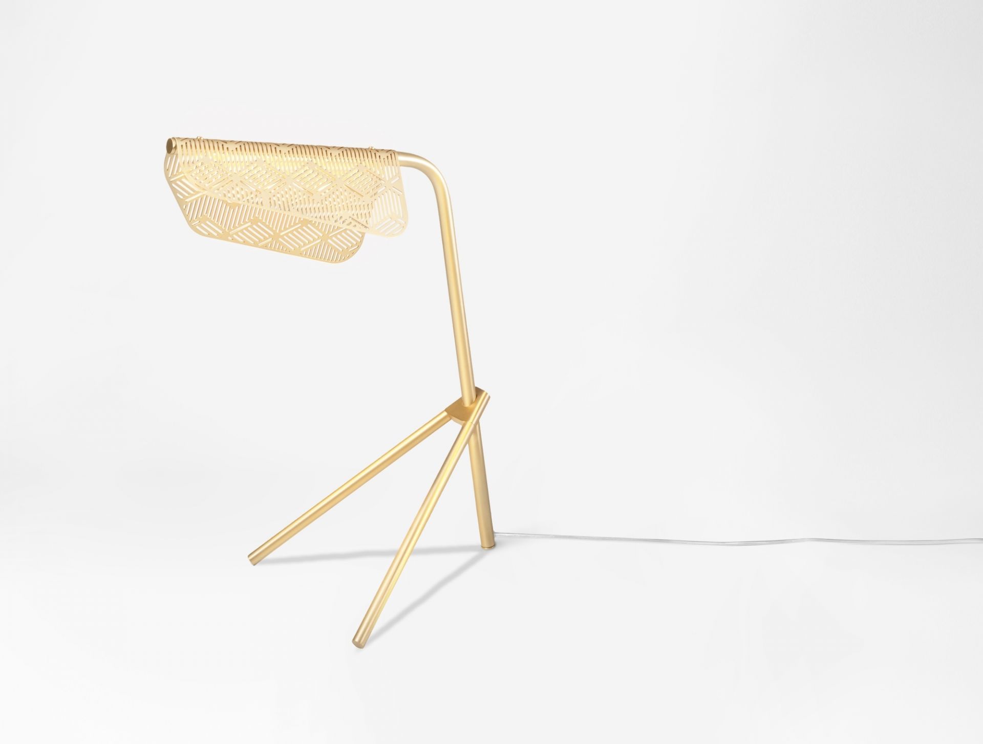 Goldene Mediterranea Tischleuchte von Petite Friture mit filigranem Lampenschirm und dreibeinigem Gestell.