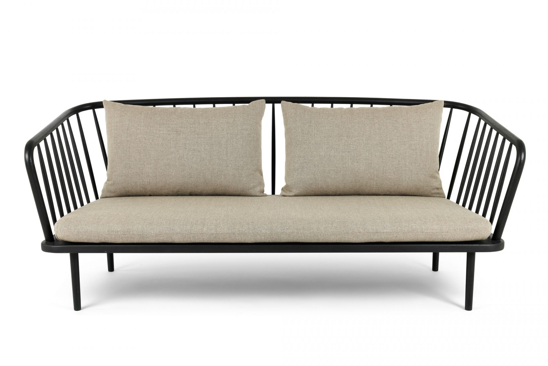 Mollis Sofa mit schwarzem Rahmen und Kissen aus recycelter Wolle, Frontansicht.