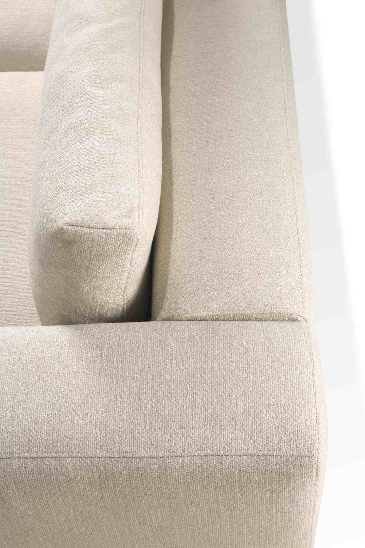 Detailaufnahme des Ethnicraft Mellow Sofas in Beige: Armlehne und Textur des Stoffbezugs.