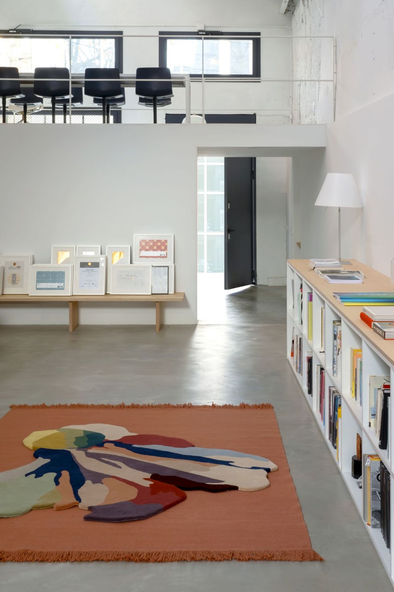 Flora Bloom Teppich von Nanimarquina, 150x166 cm, mit farbenfrohem, abstraktem Muster auf terracottafarbenem Grund.