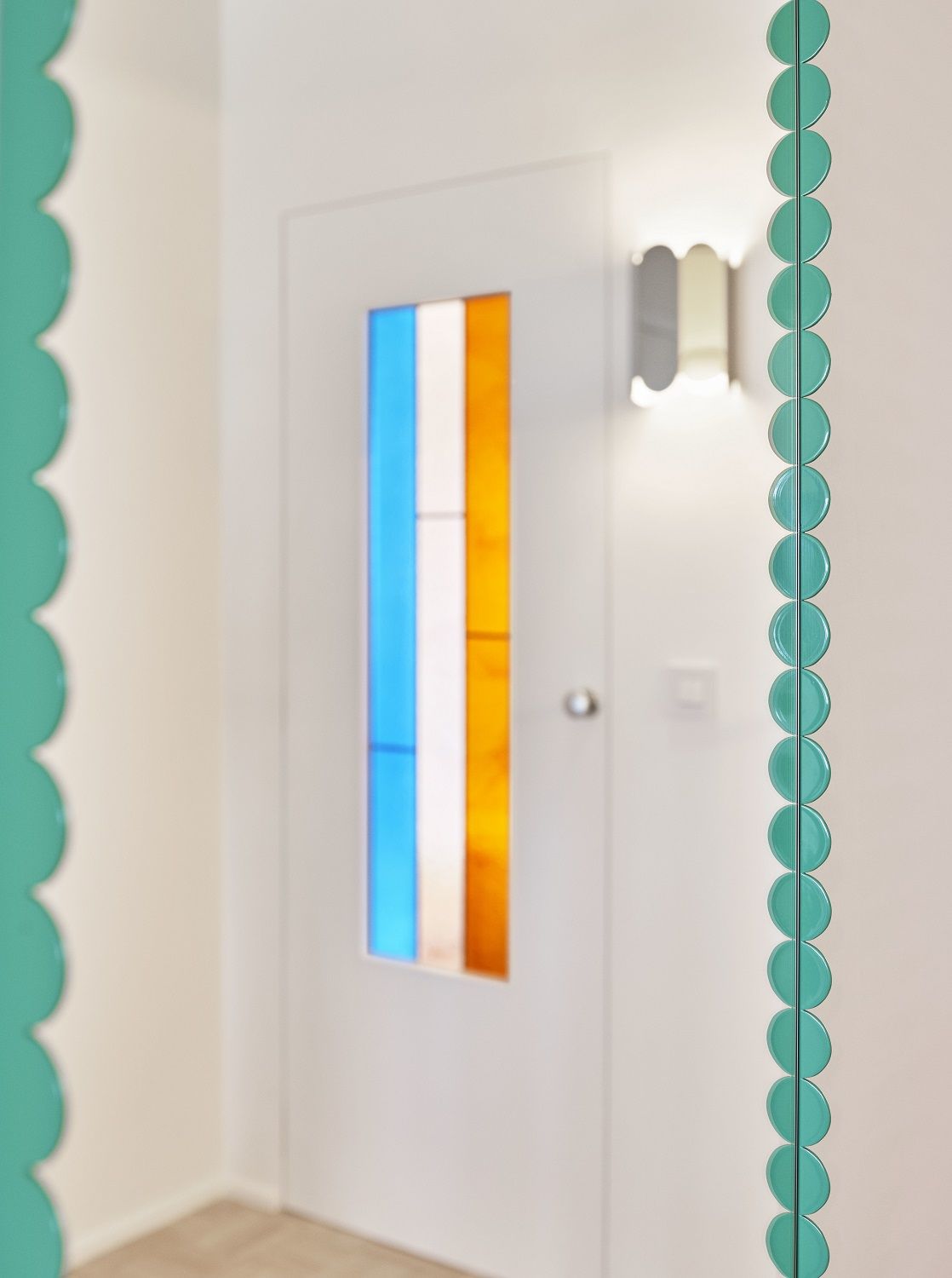 Detailaufnahme des Arcs Mirror von Hay in Grün, ein moderner Wandspiegel mit kreisförmigem Design.