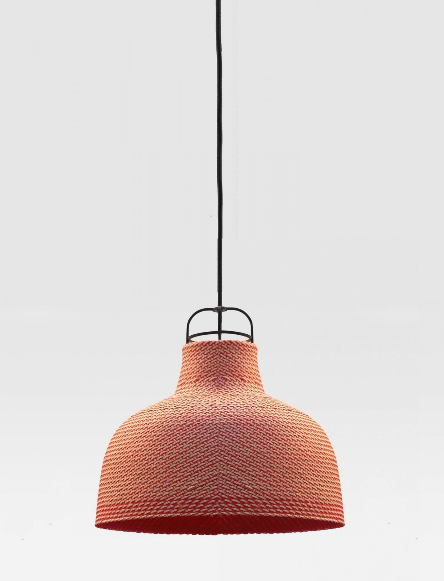Sarn Lampe: Hängelampe aus geflochtenem Material in Rot- und Beigetönen, modernes Design.