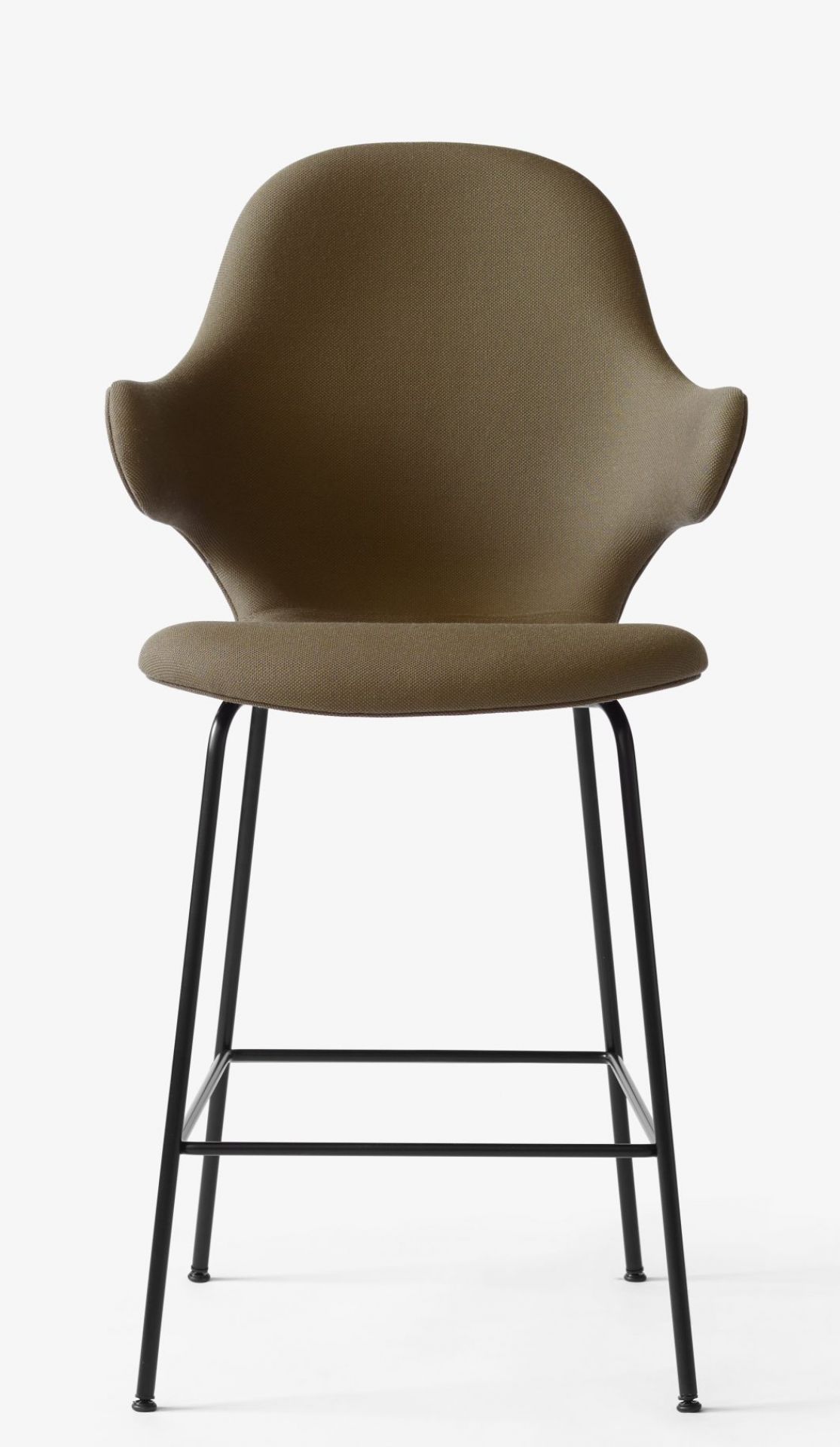 Catch Barstool von AndTradition: Gepolsterter Barhocker in Braun mit schwarzem Metallgestell. Moderner Hocker für die Bar.