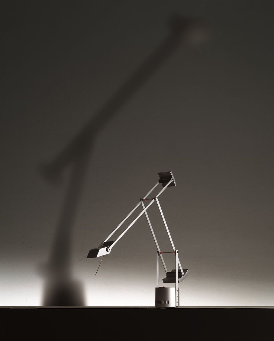 Nahaufnahme der Tizio Tischleuchte von Artemide in Schwarz, Design-Klassiker mit verstellbarem Arm und Schattenwurf.