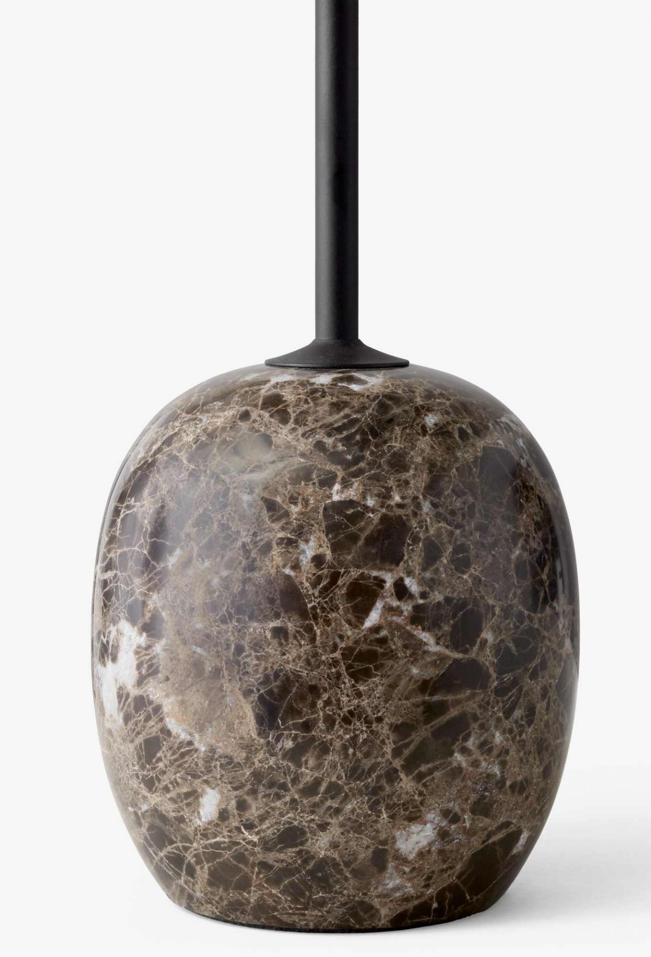 Detailaufnahme des Lato Beistelltisches mit Emparador Marmorplatte und schwarzem Metallfuß von AndTradition.