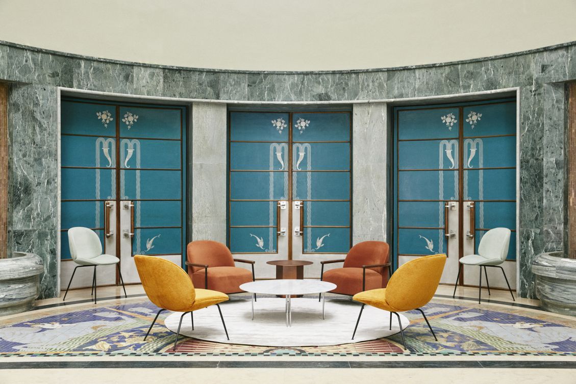 Gubi Epic Coffee Table Couchtisch 60 Earthy Red Stahl in stilvollem Interieur mit Stühlen.