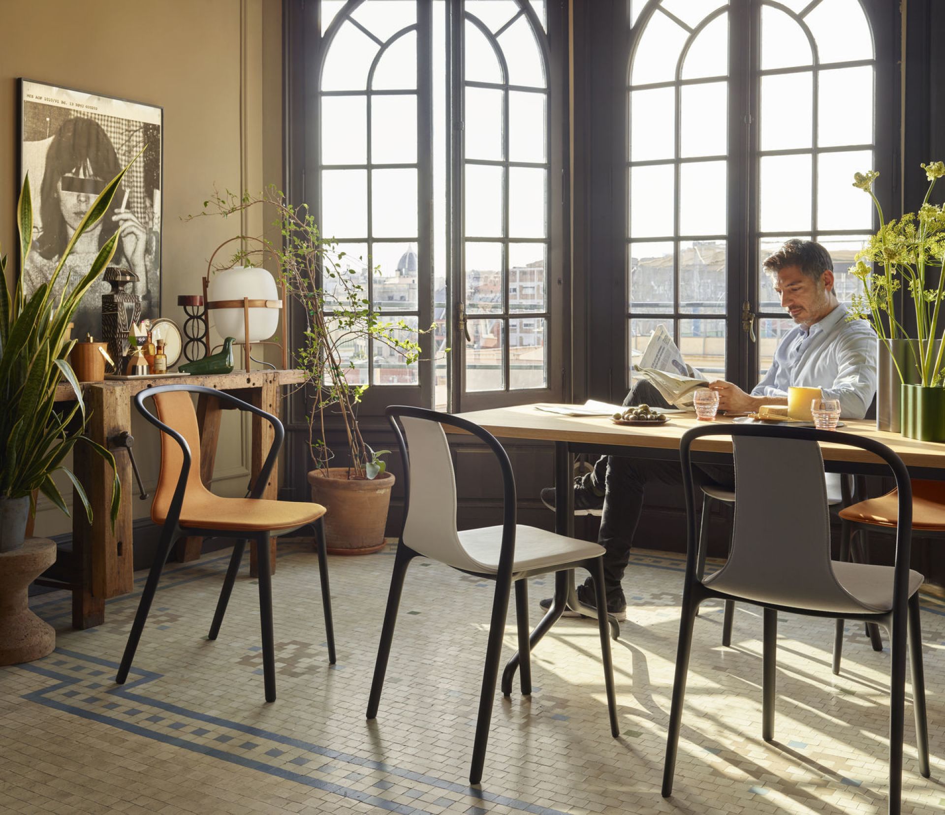 Belleville Chair mit Holzschale Eiche Natur und schwarzem Gestell, moderner Designstuhl.