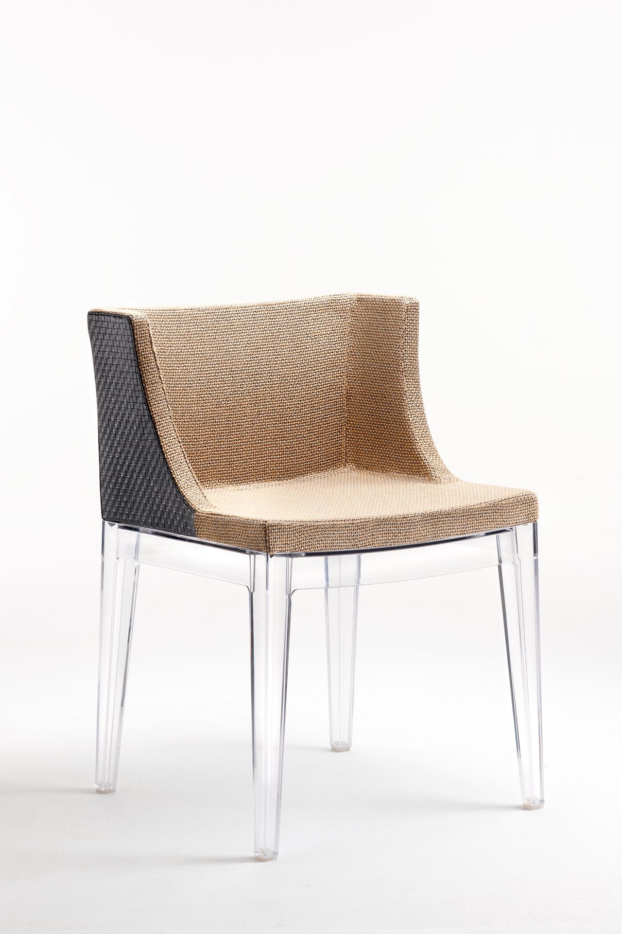 Mademoiselle Stuhl von Kartell mit transparenten Beinen und Stoffbezug in Beige und Schwarz.