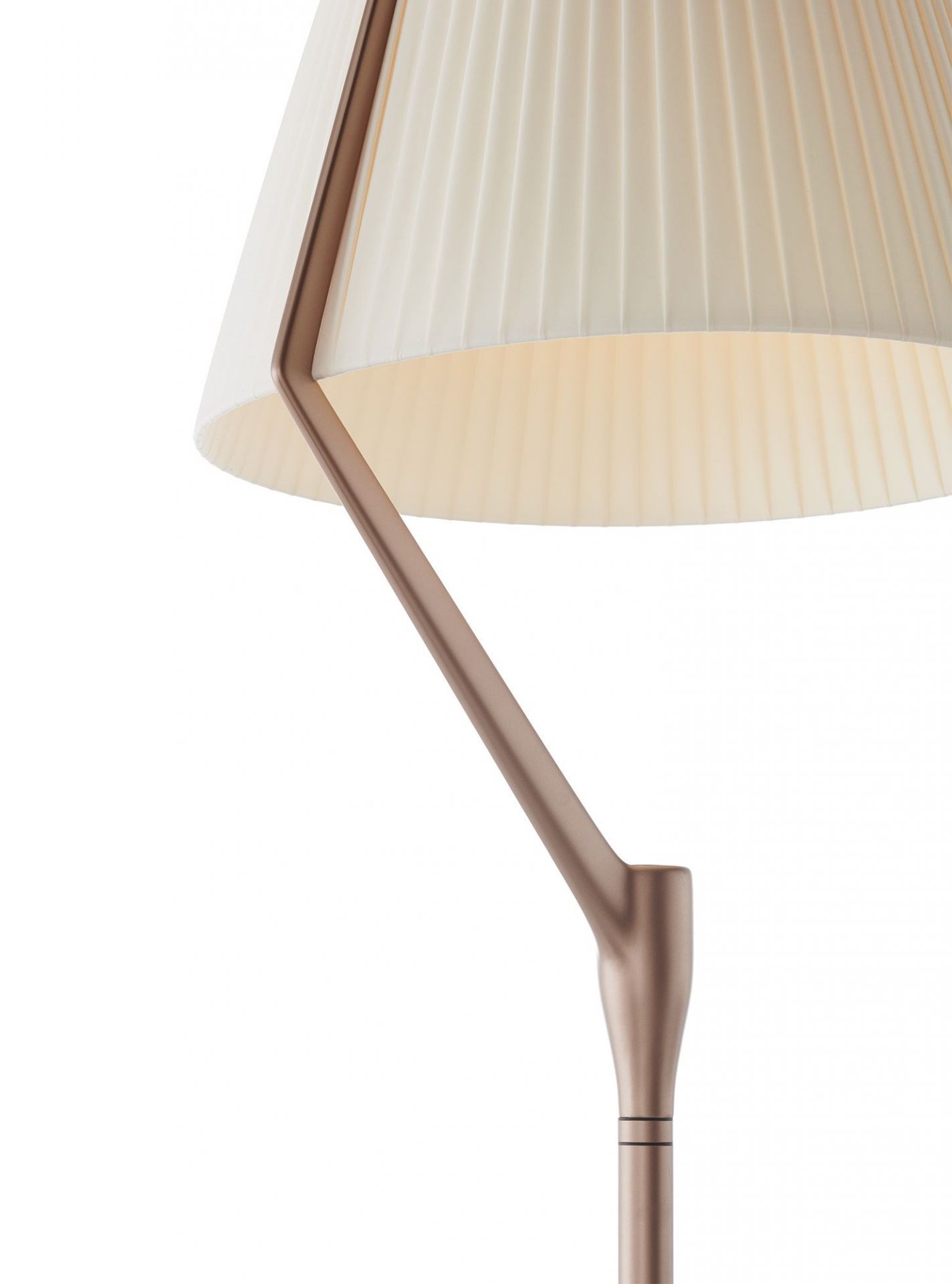 Detailaufnahme der Angelo Stone Stehleuchte von Kartell mit plissiertem, beigem Lampenschirm und bronzefarbenem Gestell.