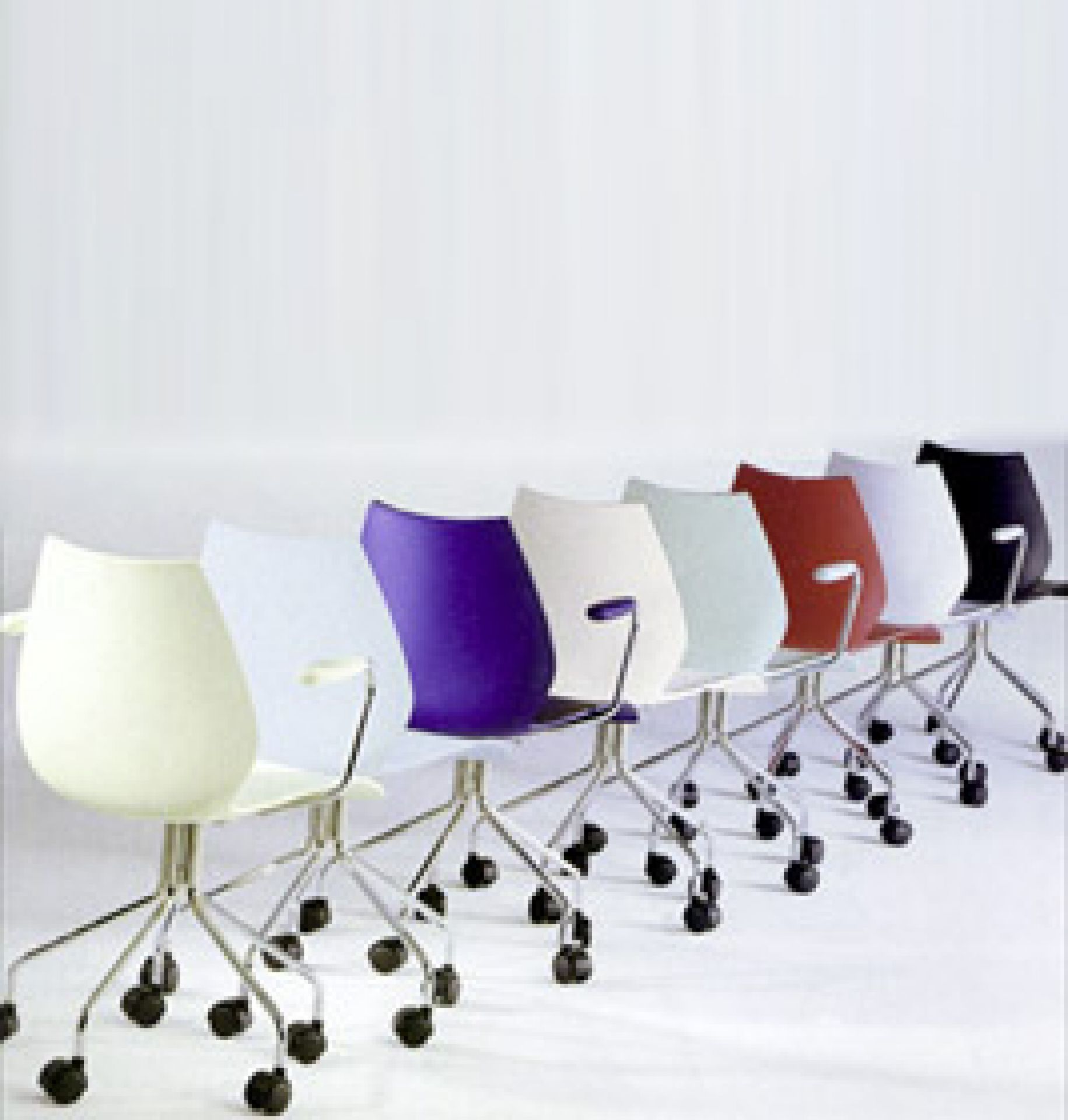 Reihe von farbigen Maui Drehstühlen von Kartell mit Gasfeder und Armlehnen. Bürostuhl Design.