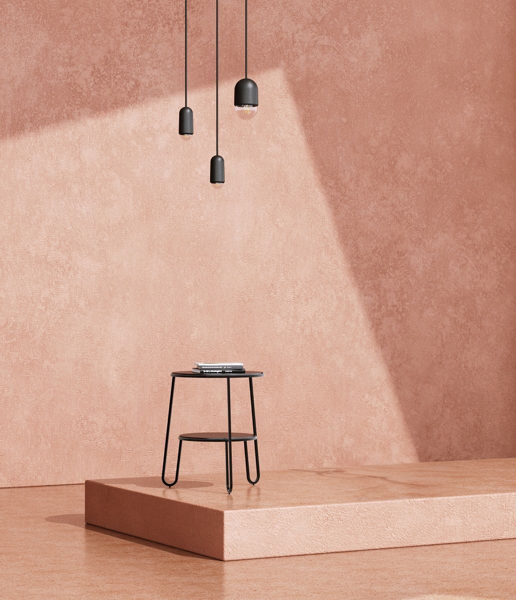 Drei Luce Hängeleuchten über kleinem Beistelltisch vor rosa Wand, modernes Interior Design.