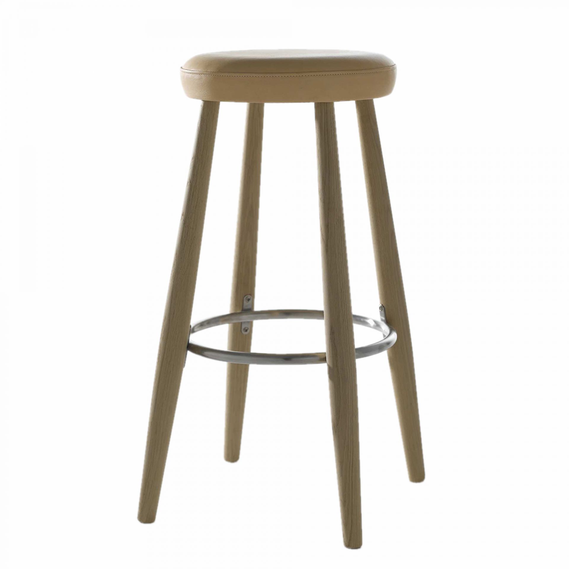 CH56 Barhocker von Carl Hansen & Søn: Holzgestell mit beigem Lederpolster und Fußring.