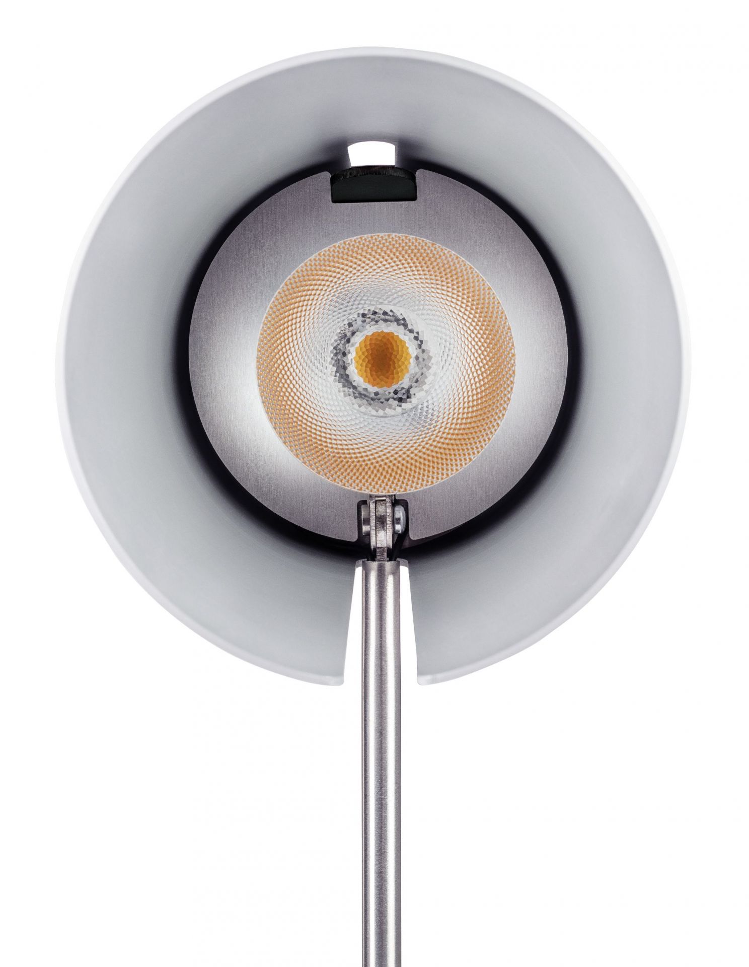 Ansicht der Baltensweiler FEZ T Tischleuchte mit LED-Licht und silbernem Lampenschirm.