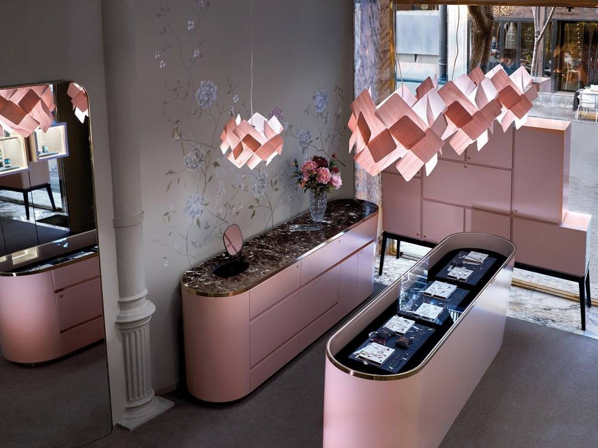 Escape LED Pendelleuchte von LZF Lamps: Moderne Designerlampe aus Holzfurnier in einem Verkaufsraum.